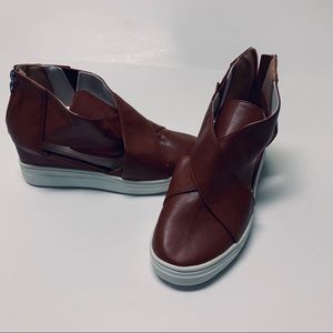 Brinley Co criss cross zippered back wedge Sz 8